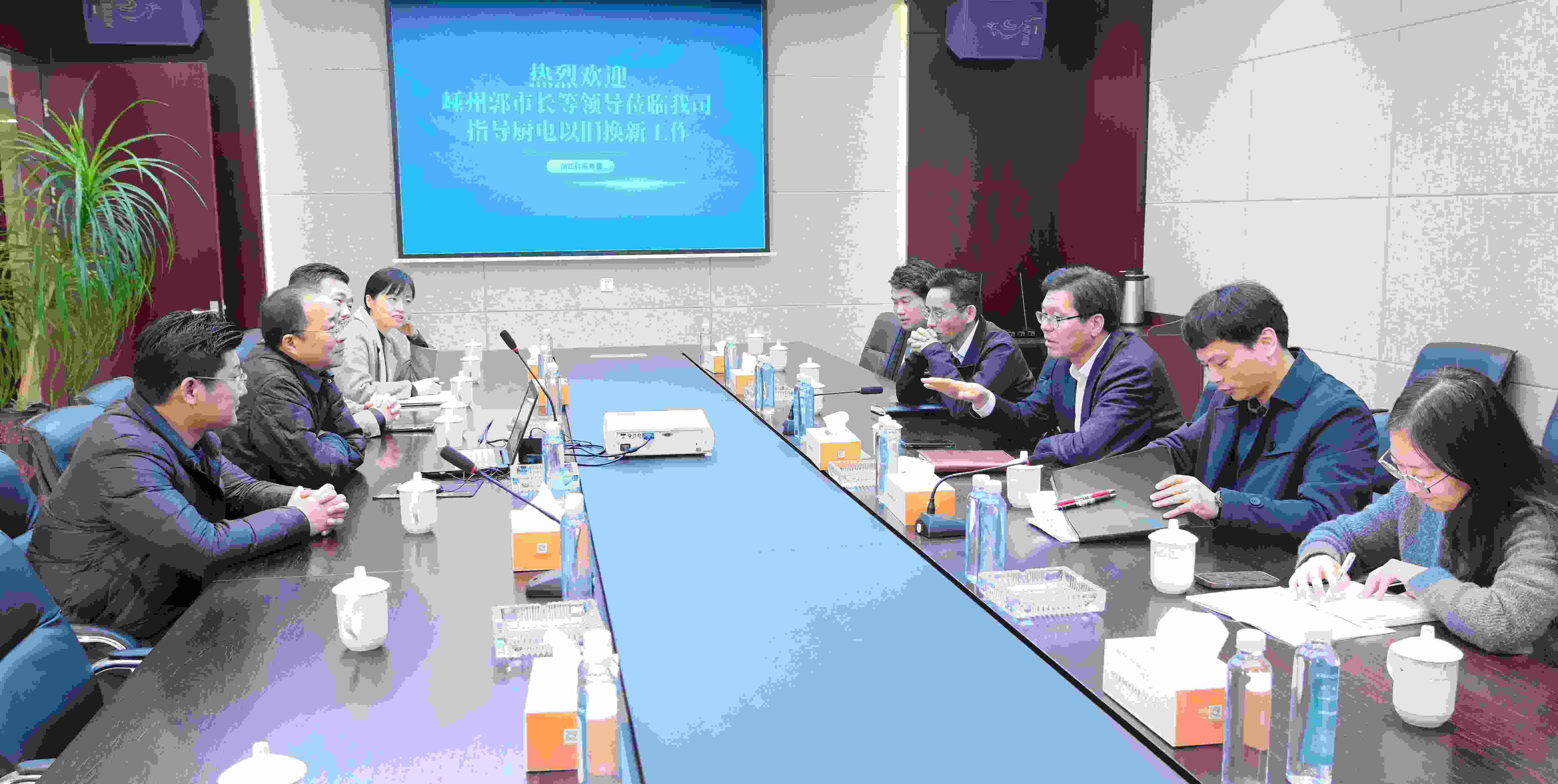 嵊州市副市長郭偉鋒,商務局領導一行蒞臨科恩調研廚電以舊換新工作!